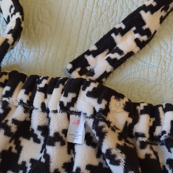 Black and White Houndstooth Towel Wrap - Picture 3 of 5